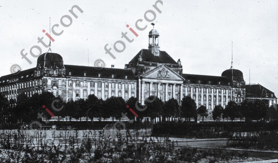 Das Gebäude der Bezirksregierung ; The Provincial Government building (foticon-simon-340-024-sw.jpg)